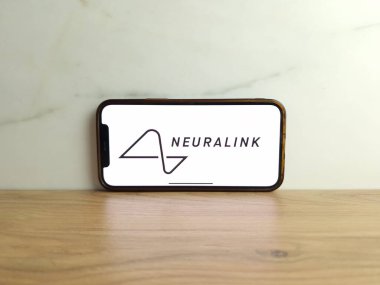 Konskie, Polonya - 17 Haziran 2023: Nöroalink Corporation nöroteknoloji şirketi logosu cep telefonu ekranında sergilendi