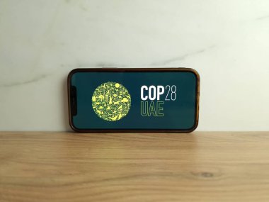 Konskie, Polonya - 17 Haziran 2023: COP28 Birleşmiş Milletler İklim Değişikliği Konferansı logosu cep telefonu ekranında gösterildi