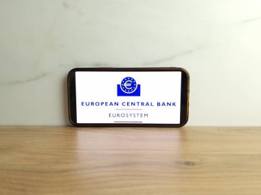 Konskie, Polonya - 17 Haziran 2023: ECB Avrupa Merkez Bankası logosu cep telefonu ekranında gösterildi