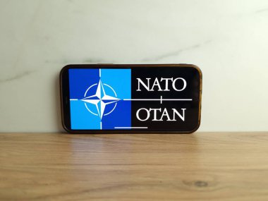 Konskie, Polonya - 17 Haziran 2023: NATO Kuzey Atlantik Antlaşma Örgütü logosu cep telefonu ekranında sergilendi