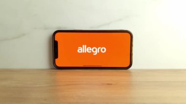Konskie, Polonya - 17 Haziran 2023: Allegro Polonya açık artırma web sitesi logosu cep telefonu ekranında sergilendi