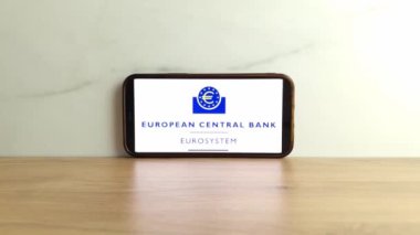 Konskie, Polonya - 17 Haziran 2023: ECB Avrupa Merkez Bankası logosu cep telefonu ekranında gösterildi