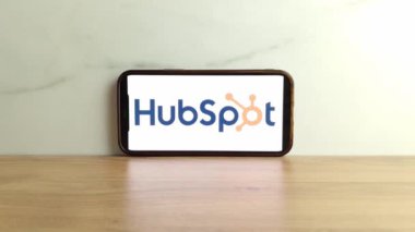 Konskie, Polonya - 17 Haziran 2023: HubSpot yazılım şirketi logosu cep telefonu ekranında sergilendi