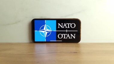 Konskie, Polonya - 17 Haziran 2023: NATO Kuzey Atlantik Antlaşma Örgütü logosu cep telefonu ekranında sergilendi