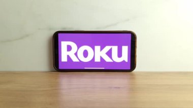 Konskie, Polonya - 17 Haziran 2023: Roku dijital medya oynatıcı marka logosu cep telefonu ekranında gösterildi