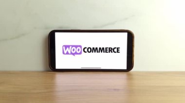 Konskie, Polonya - 17 Haziran 2023: WooCommerce e-ticaret eklentisi logosu cep telefonu ekranında görüntülendi