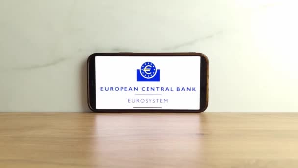 コンスキー ポーランド 2023年6月17日 欧州中央銀行のロゴが携帯電話の画面に表示されます — ストック動画
