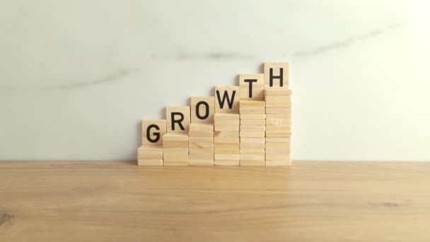 木製のブロックから作られた言葉の成長 投資の対象 事業コンセプト — ストック動画