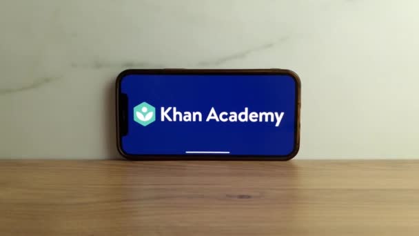 Konskie Polsko Června 2023 Logo Vzdělávací Organizace Khan Academy Zobrazeno — Stock video