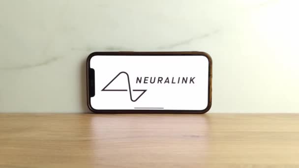 コンスキー ポーランド 2023年6月17日 ニューラリンク株式会社携帯電話の画面に表示される神経技術会社のロゴ — ストック動画