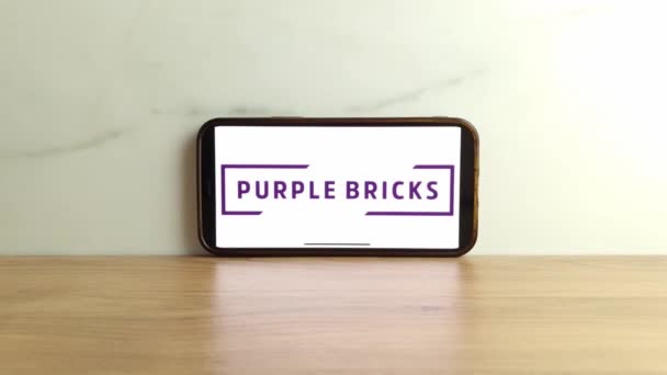 Konskie Polen Juni 2023 Das Logo Des Britischen Immobilienmaklers Purplebricks — Stockvideo