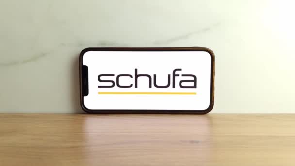 コンスキー ポーランド 2023年6月17日 Schufaドイツの民間クレジット局のロゴが携帯電話の画面に表示されます — ストック動画