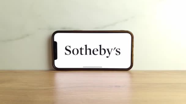 Konskie Polandia Juni 2023 Logo Rumah Lelang Sothebys Ditampilkan Pada — Stok Video