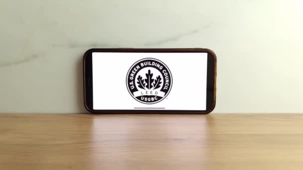 コンスキー ポーランド 2023年6月17日 米国グリーンビルディング評議会のロゴが携帯電話の画面に表示されます — ストック動画