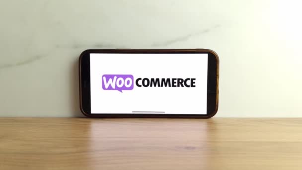 波兰Konskie 2023年6月17日 Woocommerce电子商务插件标志在手机屏幕上显示 — 图库视频影像
