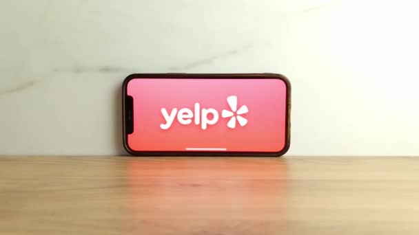 Konskie Polen Juni 2023 Yelp Logoen Lokale Katalogtjenester Som Vises – stockvideo