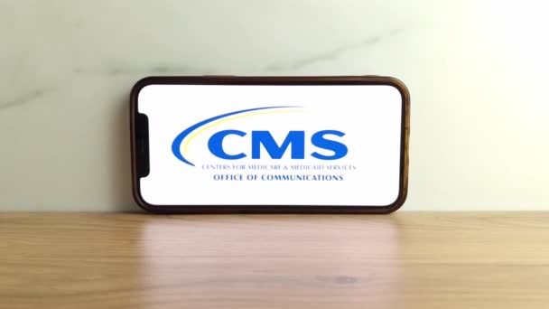 Konskie ポーランド 2023年6月17日 Cms医療 医療サービスセンター携帯電話の画面に表示される米国連邦機関のロゴ — ストック動画
