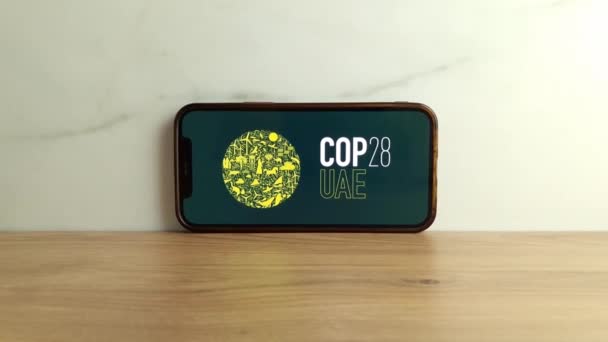 Konskie ポーランド 2023年6月17日 Cop28アラブ首長国連邦気候変動会議のロゴが携帯電話の画面に表示されます — ストック動画