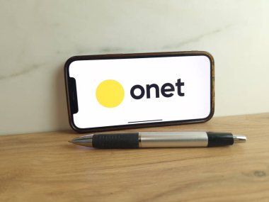Konskie, Polonya - 24 Haziran 2023: Onet.pl Polonya web portalı logosu cep telefonu ekranında görüntülendi