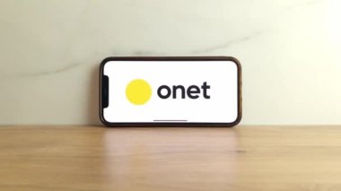Konskie, Polonya - 24 Haziran 2023: Onet.pl Polonya web portalı logosu cep telefonu ekranında görüntülendi