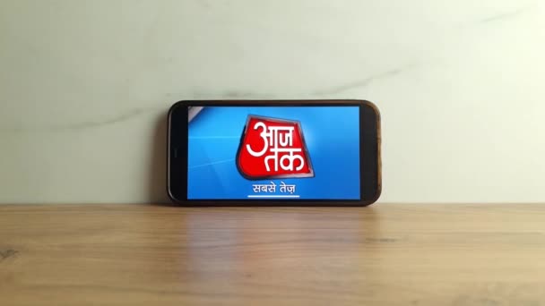 Konskie ポーランド 2023年6月24日 Aaj Tak携帯電話の画面に表示されるヒンディー語のニュースチャンネルのロゴ — ストック動画