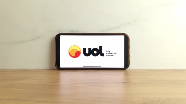 Konskie ポーランド 2023年6月24日 Uol Universoオンラインブラジルのウェブ会社のロゴが携帯電話の画面に表示されます — ストック動画