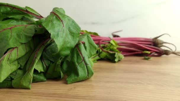 Haufen Hausgemachter Junger Biologischer Rüben Mit Grünen Blättern Auf Holztisch — Stockvideo