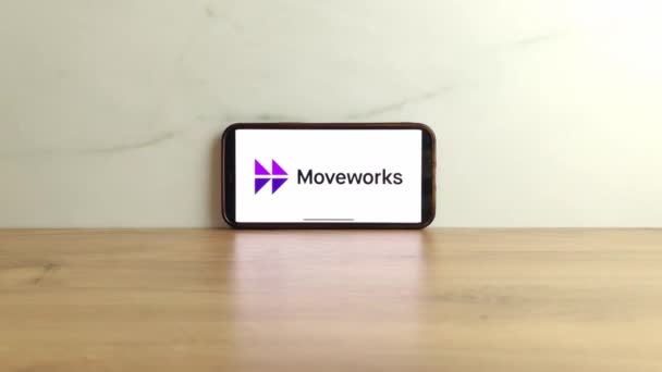 Konskie Polsko Července 2023 Logo Společnosti Moveworks Zobrazeno Displeji Mobilního — Stock video
