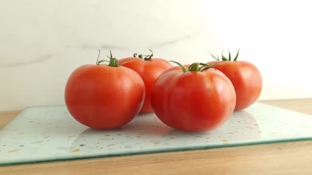 Całe Czerwone Pomidory Drewnianym Stole — Wideo stockowe