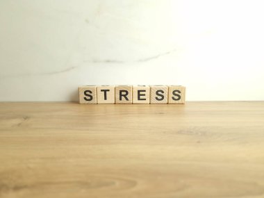 Tahta bloklardan gelen kelime stresi. Ruh sağlığı konsepti