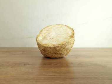 Tahta bir masada taze organik kereviz kökü.