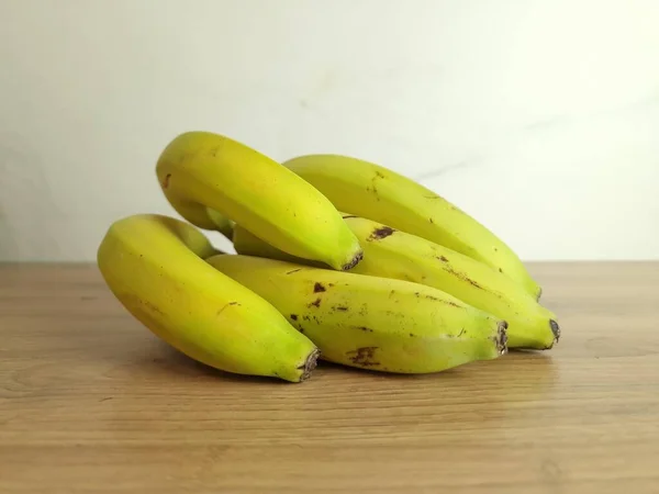 Deliciosos Plátanos Sobre Mesa Madera Primer Plano — Foto de Stock