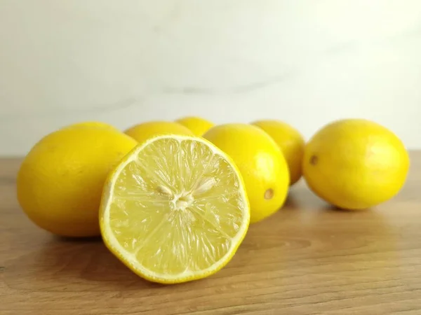 Свежие Лимоны Деревянном Столе Крупный План — стоковое фото