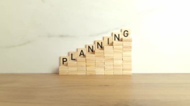 Tahta bloklardan kelime planlama. İş stratejisi, başarı konsepti