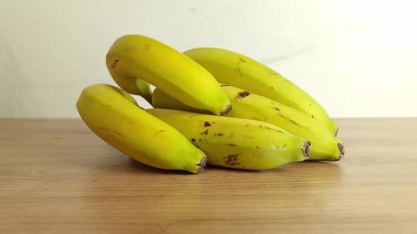 Deliciosos Plátanos Sobre Mesa Madera Primer Plano — Vídeo de stock