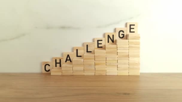 Λέξη Πρόκληση Από Ξύλινα Μπλοκ Καριέρα Επίτευγμα Επιχειρηματική Επιτυχία Έννοια — Αρχείο Βίντεο
