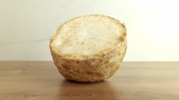Čerstvý Organický Celer Kořen Dřevěném Stole — Stock video