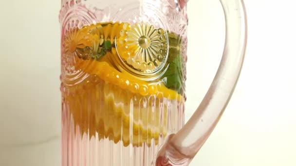 Limonada Naranja Casera Con Vaso Menta Bebida Refrescante — Vídeo de stock