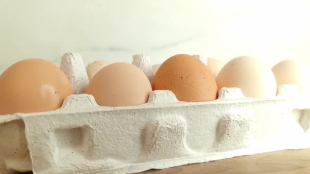 木制桌子上新鲜的褐色鸡蛋 — 图库视频影像