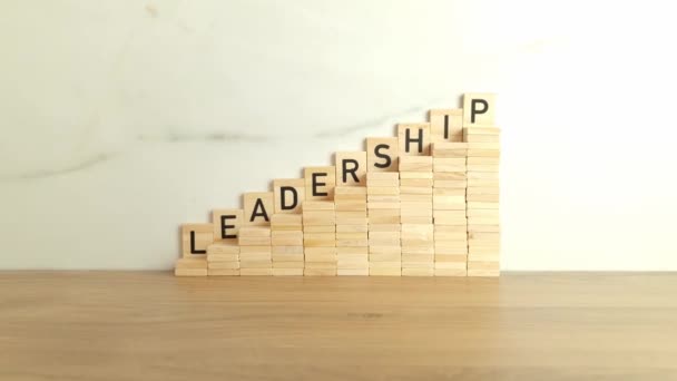 Λέξη Ηγεσία Γίνεται Από Ξύλινα Μπλοκ Έννοια Διαχείρισης Επιχειρήσεων — Αρχείο Βίντεο
