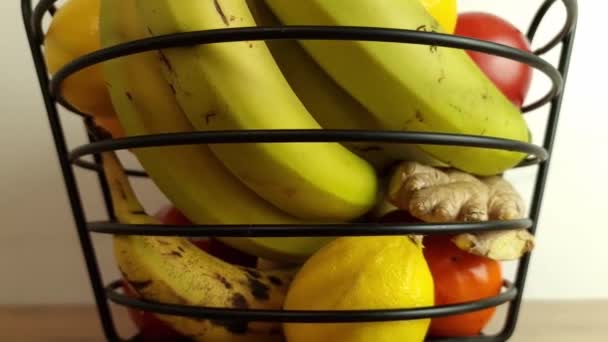 Composizione Con Frutta Assortita Cesto Tavolo Legno — Video Stock