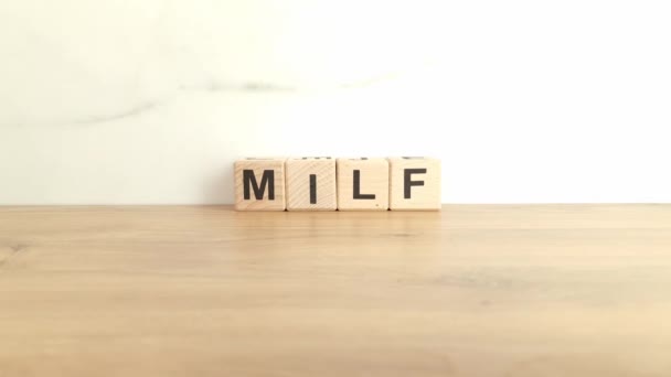 Λέξεις Milf Κατασκευασμένα Από Ξύλινα Μπλοκ Σεξουαλικότητα Ερωτική Έννοια — Αρχείο Βίντεο