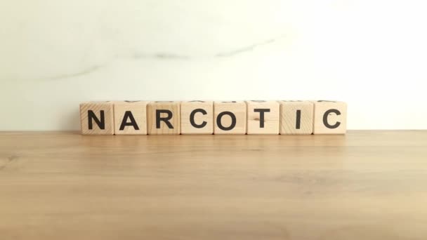 Słowo Narkotyk Wykonany Drewnianych Klocków Problemy Koncepcje Uzależnienia Narkotyków — Wideo stockowe