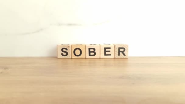 Ahşap Bloklardan Yapılmış Ayık Bir Söz Alkol Bağımlılığını Bırakmak — Stok video