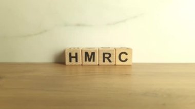 Ahşap bloklardan HMRC kısaltması. Majestelerinin Gelir ve Gümrük Müdürlüğü Vergi Dairesi kavramı.