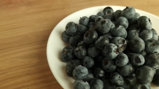 테이블 클로즈업에 익지않는 Huckleberries — 비디오
