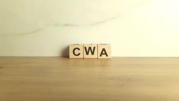 Cwa Abkürzung Aus Holzklötzen Auf Dem Schreibtisch — Stockvideo