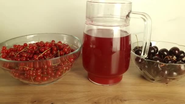 Caraffa Succo Rinfrescante Frutta Stagione Ribes Rosso Appena Raccolto Ciliegie — Video Stock