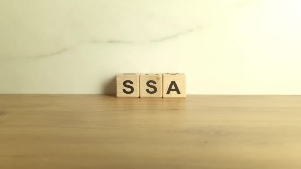 Συντομογραφία Ssa Από Ξύλινα Τουβλάκια Ακρωνύμιο Διοίκησης Κοινωνικής Ασφάλισης — Αρχείο Βίντεο