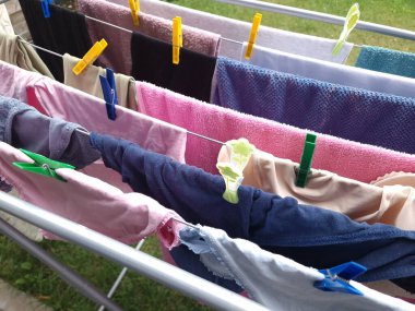 Islak renkli iç çamaşırları kurutucuda asılı ve kuruyor.